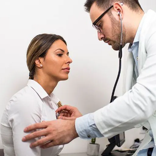 Médico revisando a una paciente con estetoscopio