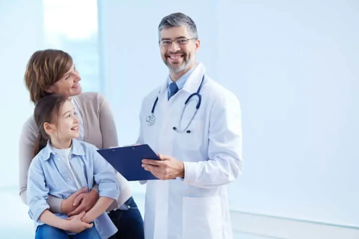 Médico especialista con una mamá y su hija